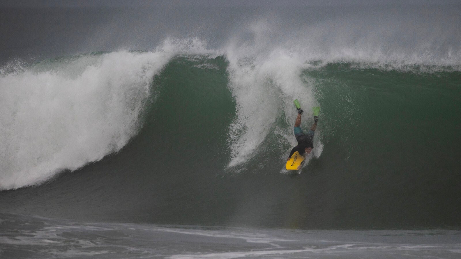 El huracán Erin mantiene en alerta a Carolina del Norte: marejada ciclónica y olas de hasta nueve metros