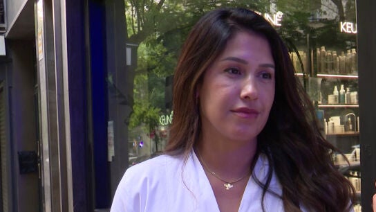 Gabriela Guill&eacute;n haciendo declaraciones a la prensa