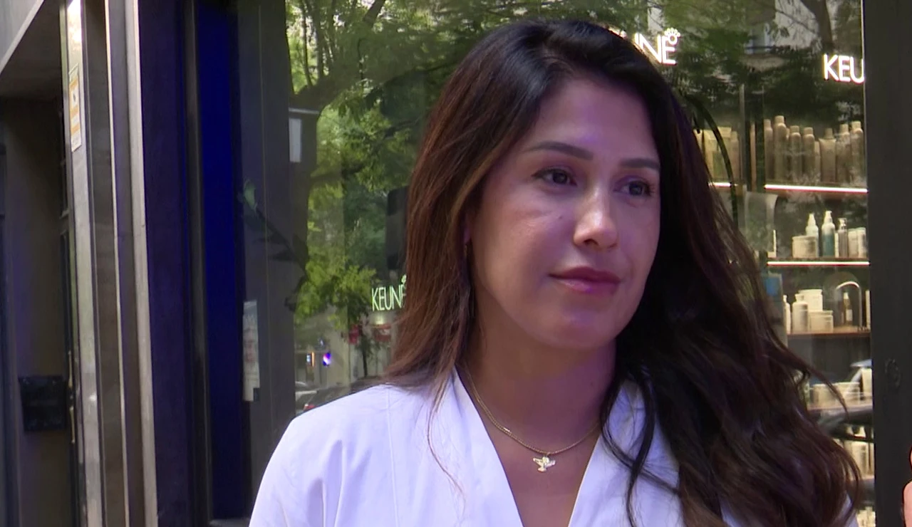 Gabriela Guillén haciendo declaraciones a la prensa