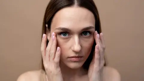 Mujer con ojeras Mujer con ojeras