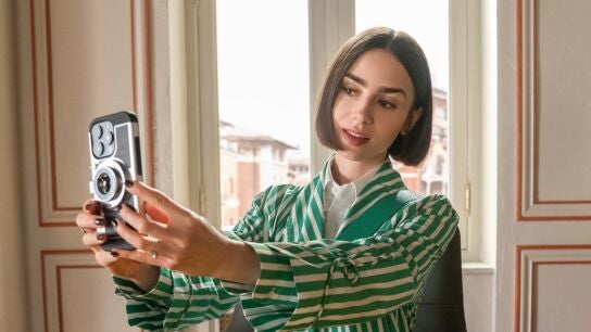 Lily Collins como Emily de Emily en Par&iacute;s