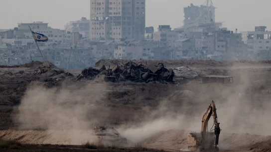 Miles de palestinos abandonan la ciudad de Gaza mientras Israel inicia su ocupación Un tanque israelí a las afueras de la ciudad de Gaza