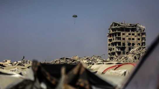MIDEAST GAZA CITY FOOD AID AIRDROP GAZA, Aug. 16, 2025 -- This photo shows an airdrop of food aid to the Sudanese area in northwest of Gaza City, on Aug. 15, 2025. Europa Press/Contacto/Rizek Abdeljawad 15/08/2025 ONLY FOR USE IN SPAIN