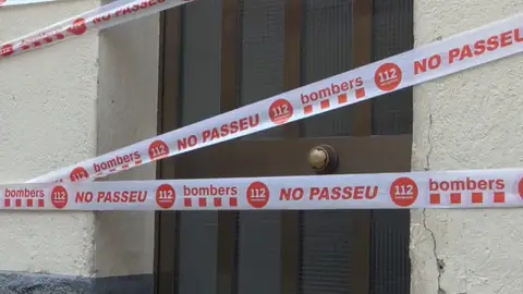 Se derrumba el techo de un edificio en Badalona Se derrumba el techo de un edificio en Badalona
