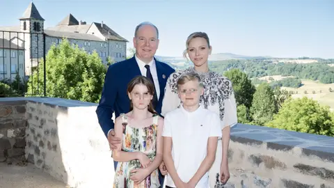 Charlene y Alberto de Mónaco con sus hijos, Gabriella y Jacques Charlene y Alberto de Mónaco con sus hijos, Gabriella y Jacques