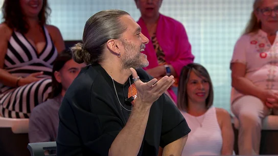 Salva Reina llena de confeti Pasapalabra para celebrar los 321 programas de Manu Salva Reina llena de confeti Pasapalabra para celebrar los 321 programas de Manu