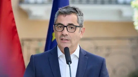 Bolaños se reúne con el presidente de la Autoridad Independiente de Protección del Informante El ministro de la Presidencia, Justicia y Relaciones con las Cortes, Félix Bolaños, atiende a los medios de comunicación, tras una reunión con el presidente de la Autoridad Independiente de Protección del Informante, en el Palacio de Parcent, a 22 de agosto de 2025, en Madrid (España). La Autoridad Independiente de Protección del Informante, es un organismo creado por el Gobierno como parte del Plan de Acción por la Democracia que anunció el Ejecutivo, para proteger a los denunciantes de corr...