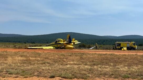 Aterrizaje de emergencia de una aeronave que trabajaba en el incendio de Porto (Zamora) tras sufrir un percance