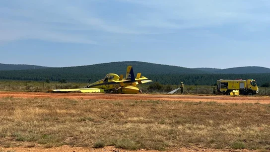Aterrizaje de emergencia de una aeronave que trabajaba en el incendio de Porto (Zamora) tras sufrir un percance Aterrizaje de emergencia de una aeronave que trabajaba en el incendio de Porto (Zamora) tras sufrir un percance