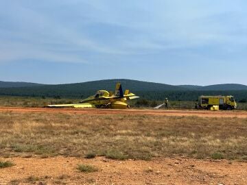 Aterrizaje de emergencia de una aeronave que trabajaba en el incendio de Porto (Zamora) tras sufrir un percance Aterrizaje de emergencia de una aeronave que trabajaba en el incendio de Porto (Zamora) tras sufrir un percance