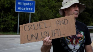 Un manifestante a las puertas del centro de detenci&oacute;n de migrantes Alligator Alcatraz
