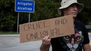 Una jueza ordena cerrar la cárcel Alligator Alcatraz Un manifestante a las puertas del centro de detención de migrantes Alligator Alcatraz