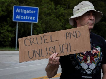 Una jueza ordena cerrar la cárcel Alligator Alcatraz