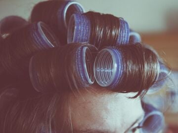 Cabello de mujer con rulos