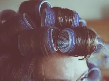 Cabello de mujer con rulos Cabello de mujer con rulos