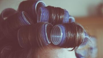 Cabello de mujer con rulos