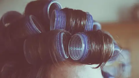 Cabello de mujer con rulos Cabello de mujer con rulos