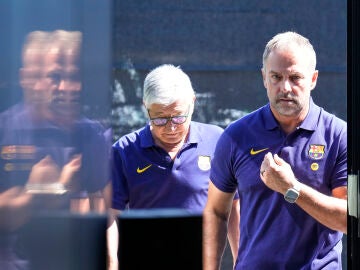 Hansi Flick entrando en la rueda de prensa previa al duelo ante el Levante