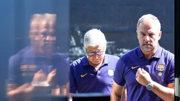 Hansi Flick entrando en la rueda de prensa previa al duelo ante el Levante Hansi Flick entrando en la rueda de prensa previa al duelo ante el Levante
