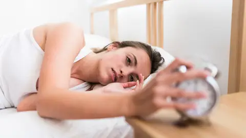 Mujer con insomnio Mujer con insomnio