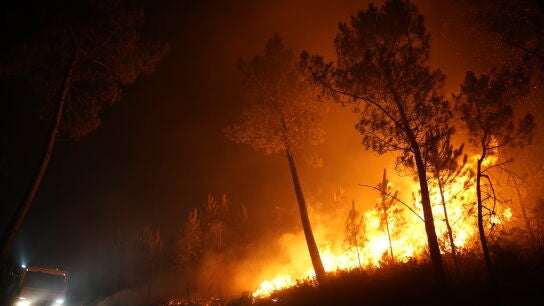 Vista del fuego, a 22 de agosto de 2025, en A Touza, Ourense, Galicia (Espa&ntilde;a). El Sistema de Informaci&oacute;n de Incendios Forestales del programa europeo Copernicus eleva a 158.101 las hect&aacute;reas de superficie arrasada por los incendios en Galicia en lo que va del mes de agosto. As&iacute;, seg&uacute;n los datos actualizados del sistema, el &aacute;rea afectada en la provincia de Ourense es ya de 154.969 hect&aacute;reas, 3.550 hect&aacute;reas m&aacute;s que hace 24 horas. Mientras, el resto de las provincias se mantienen sin cambios s...