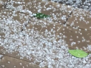 Una tormenta de granizo y fuertes vientos deja 30 l/m2 en pocos minutos en Ontinyent (Valencia)