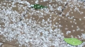 Una tormenta de granizo y fuertes vientos deja 30 l/m2 en pocos minutos en Ontinyent (Valencia)