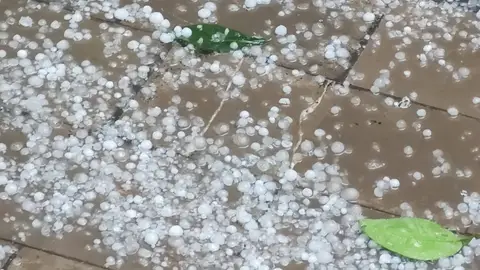 Una tormenta de granizo y fuertes vientos deja 30 l/m2 en pocos minutos en Ontinyent (Valencia) Una tormenta de granizo y fuertes vientos deja 30 l/m2 en pocos minutos en Ontinyent (Valencia)