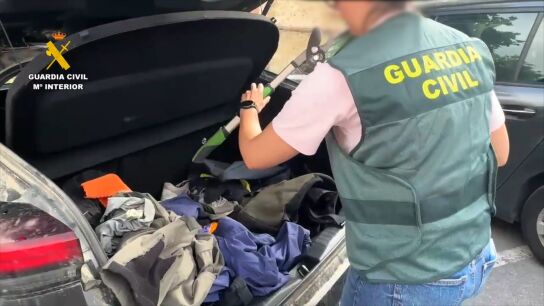 Un agente de la Guardia Civil con un coche interceptado