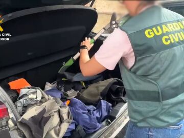 Un agente de la Guardia Civil con un coche interceptado