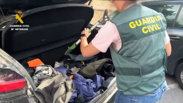 Un agente de la Guardia Civil con un coche interceptado