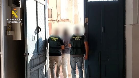 Detenido en Alicante un m&eacute;dico por grabar a pacientes sin su consentimiento con c&aacute;maras esp&iacute;a REMITIDA / HANDOUT por Guardia Civil Fotograf&iacute;a remitida a medios de comunicaci&oacute;n exclusivamente para ilustrar la noticia a la que hace referencia la imagen, y citando la procedencia de la imagen en la firma 23/08/2025