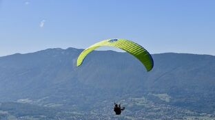 Una persona practicando parapente