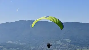 Una persona practicando parapente Una persona practicando parapente