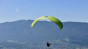 Una persona practicando parapente