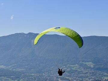 Una persona practicando parapente