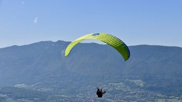 Una persona practicando parapente