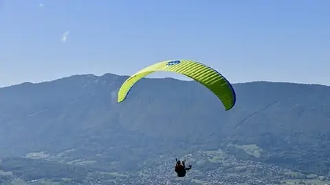 Una persona practicando parapente Una persona practicando parapente