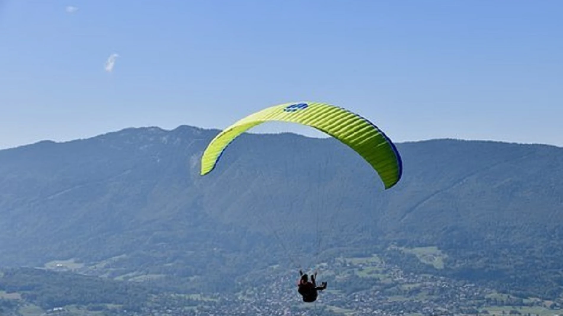Una persona practicando parapente Una persona practicando parapente