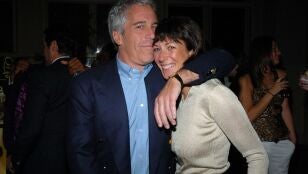 Jeffrey Epstein y Ghislaine Maxwell en una foto de archivo