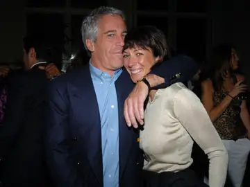 Jeffrey Epstein y Ghislaine Maxwell en una foto de archivo Jeffrey Epstein y Ghislaine Maxwell en una foto de archivo