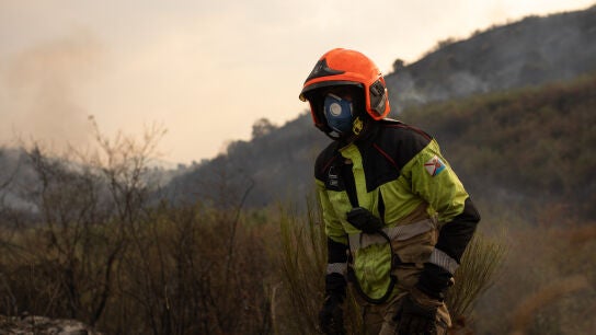 Imafen de archivo de uno de los efectivos luchando contra los incendios. 