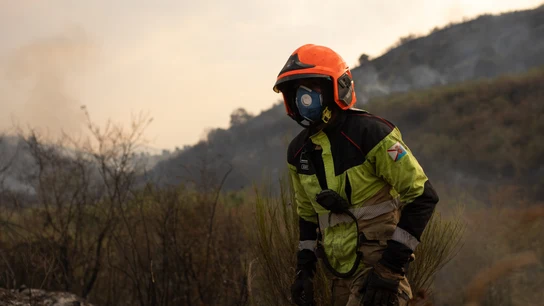 Imafen de archivo de uno de los efectivos luchando contra los incendios. Imafen de archivo de uno de los efectivos luchando contra los incendios.