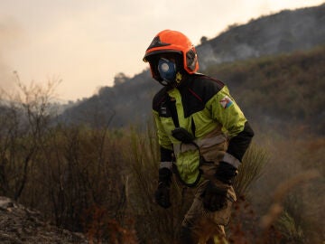 Imafen de archivo de uno de los efectivos luchando contra los incendios. 