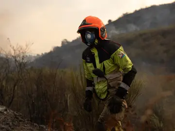 Imafen de archivo de uno de los efectivos luchando contra los incendios. Imafen de archivo de uno de los efectivos luchando contra los incendios.
