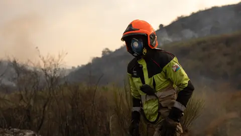 Imafen de archivo de uno de los efectivos luchando contra los incendios. Imafen de archivo de uno de los efectivos luchando contra los incendios.