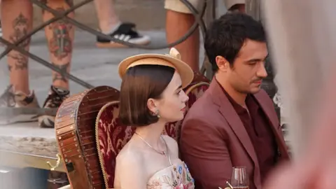 Lily Collins y Eugenio Franceschini, en el rodaje de Emily in Paris 5 Lily Collins y Eugenio Franceschini, en el rodaje de Emily in Paris 5