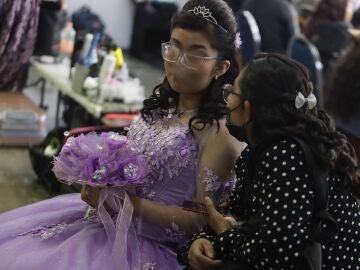 Imagen de una joven celebrando su fiesta de los 15 años Imagen de una joven celebrando su fiesta de los 15 años