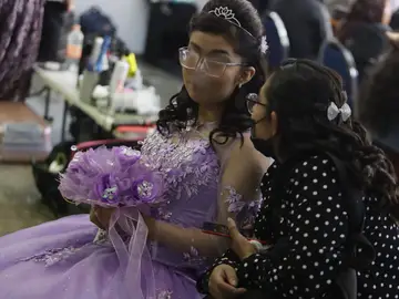 Imagen de una joven celebrando su fiesta de los 15 años Imagen de una joven celebrando su fiesta de los 15 años
