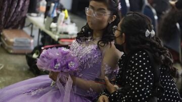 Imagen de una joven celebrando su fiesta de los 15 años Imagen de una joven celebrando su fiesta de los 15 años